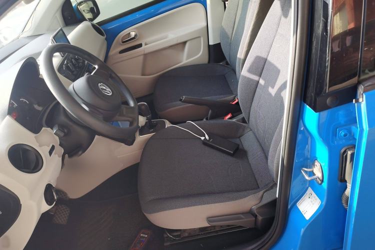 Used Volkswagen up! 2015 1.0L move up! Left Front Seat
