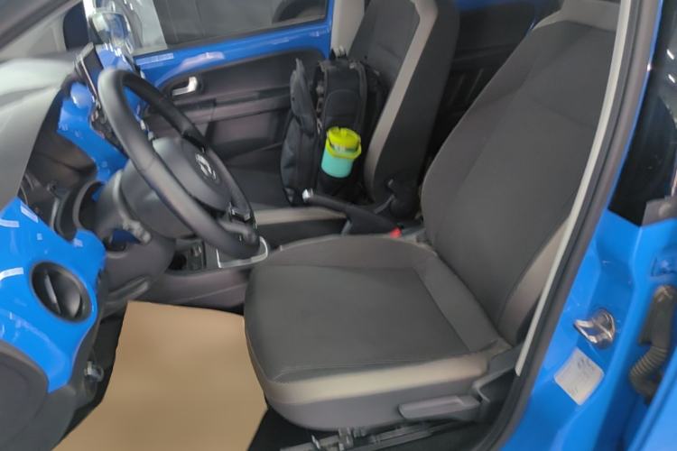 Used Volkswagen up! 2015 1.0L go high! Left Front Seat