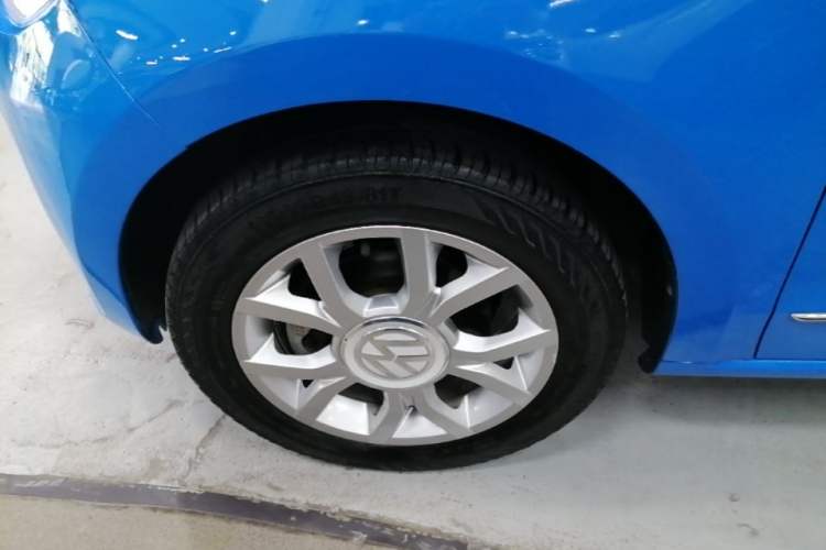 Used Volkswagen up! 2015 1.0L go high! Left Front Wheel Hub