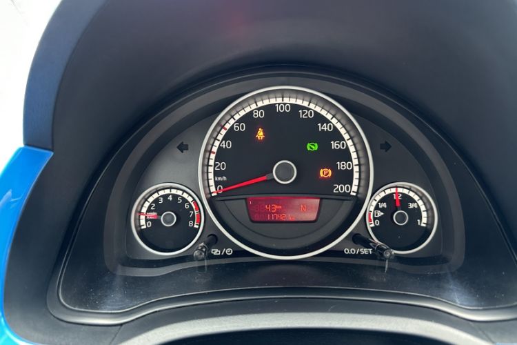 Used Volkswagen up! 2015 1.0L go high! Odometer Close Up