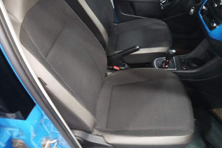 Used Volkswagen up! 2015 1.0L go high! Right Front Seat
