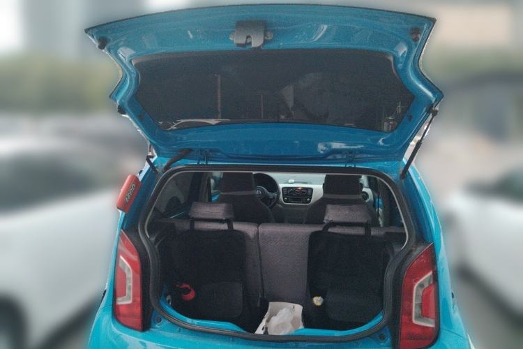 Used Volkswagen up! 2015 1.0L move up! Trunk