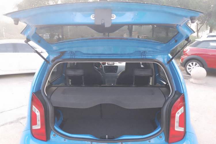 Used Volkswagen up! 2015 1.0L move up! Trunk
