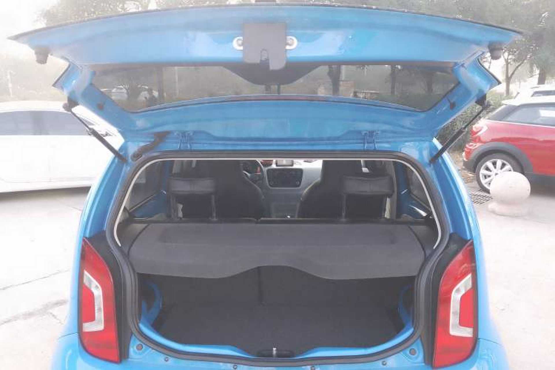 Used Volkswagen up! 2015 1.0L move up! Trunk