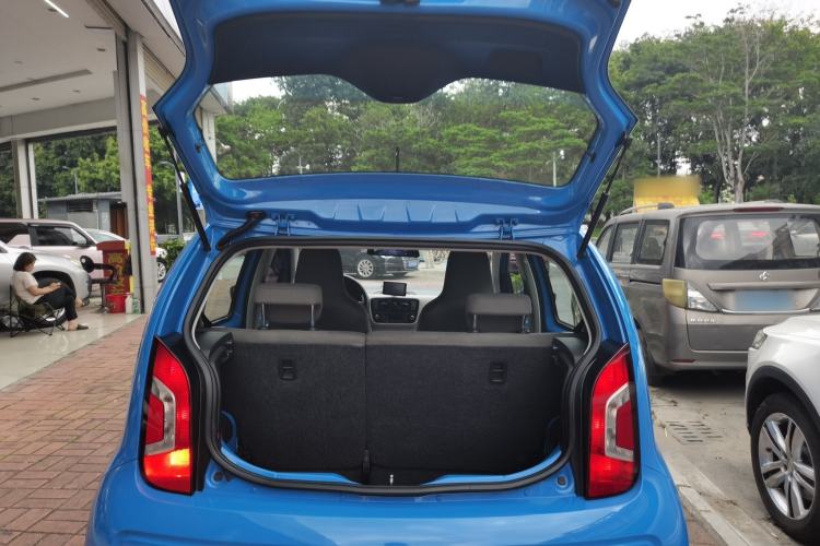Used Volkswagen up! 2015 1.0L move up! Trunk