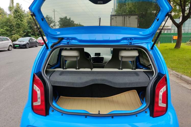 Used Volkswagen up! 2015 1.0L move up! Trunk