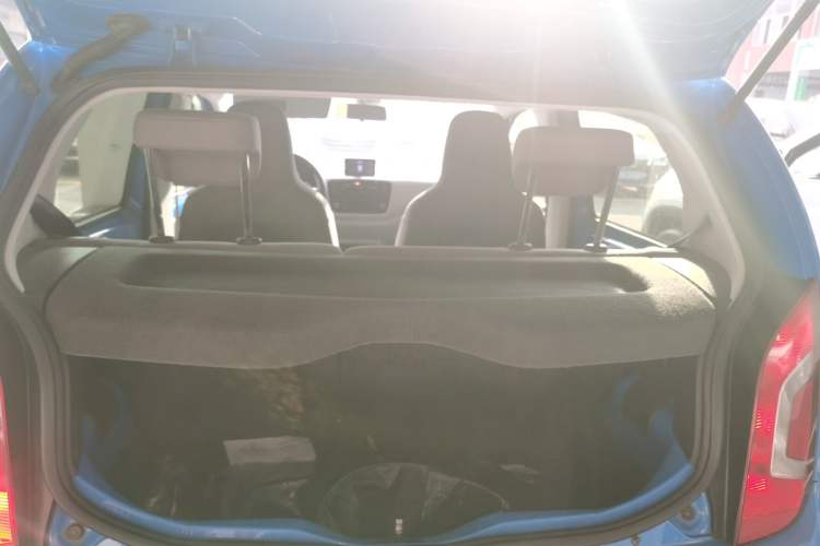Used Volkswagen up! 2015 1.0L move up! Trunk