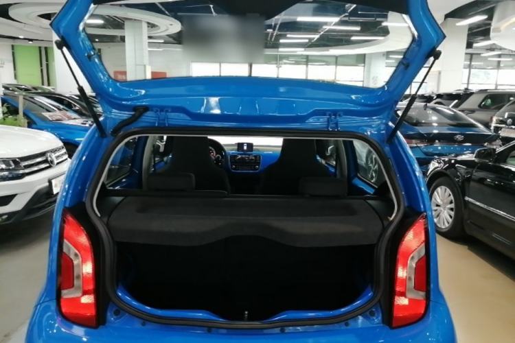 Used Volkswagen up! 2015 1.0L go high! Trunk