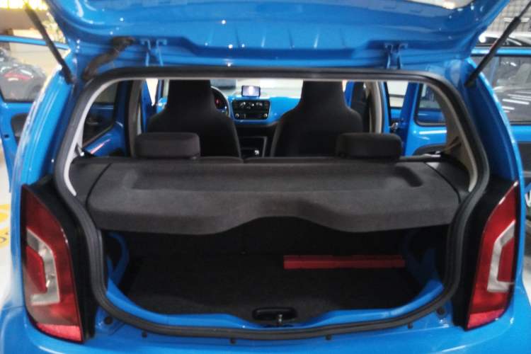 Used Volkswagen up! 2015 1.0L go high! Trunk