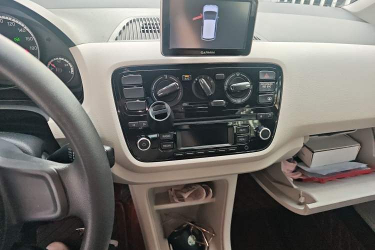 Used Volkswagen up! 2015 1.0L move up! Audio And AC Panel