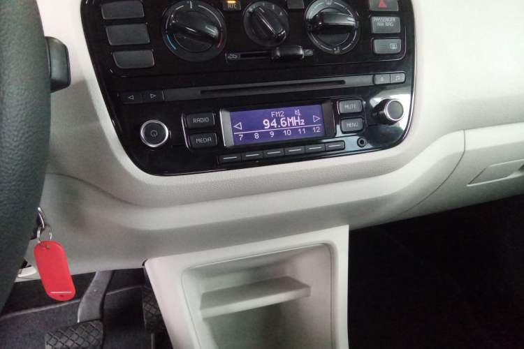 Used Volkswagen up! 2015 1.0L move up! Audio And AC Panel