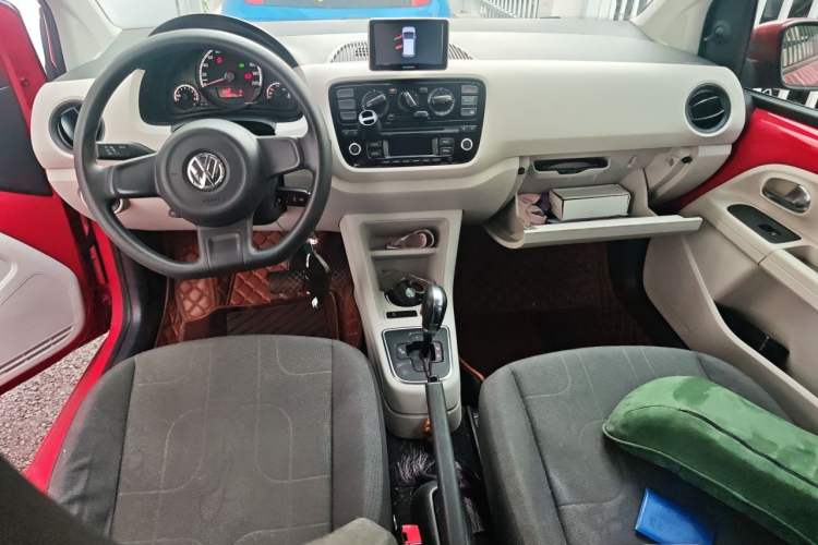 Used Volkswagen up! 2015 1.0L move up! Center Console