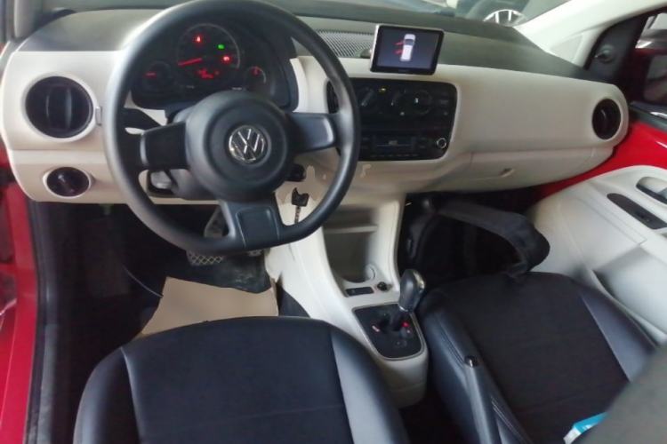 Used Volkswagen up! 2015 1.0L move up! Center Console