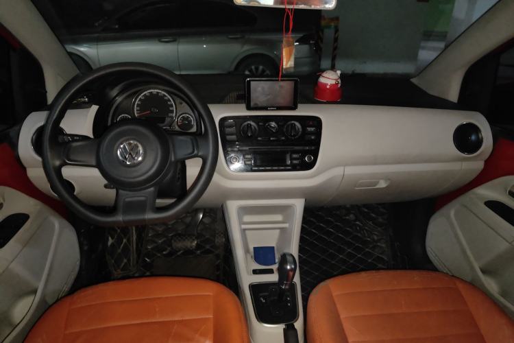 Used Volkswagen up! 2015 1.0L move up! Center Console