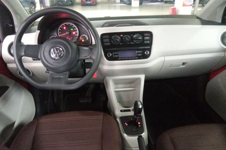 Used Volkswagen up! 2015 1.0L move up! Center Console