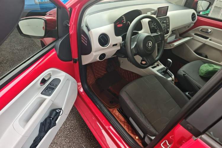 Used Volkswagen up! 2015 1.0L move up! Driver Seat