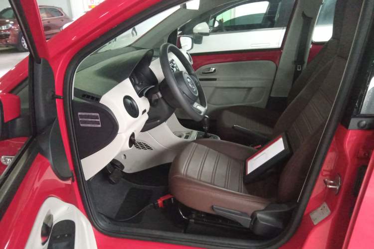 Used Volkswagen up! 2015 1.0L move up! Driver Seat