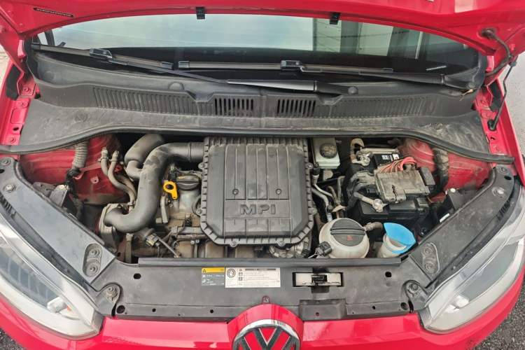 Used Volkswagen up! 2015 1.0L move up! Engine Bay