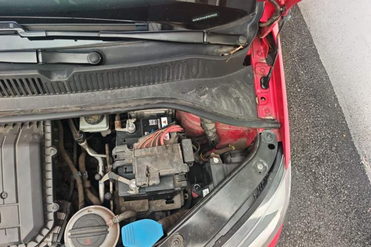 Used Volkswagen up! 2015 1.0L move up! Engine Bay Left
