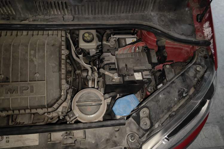 Used Volkswagen up! 2015 1.0L move up! Engine Bay Left
