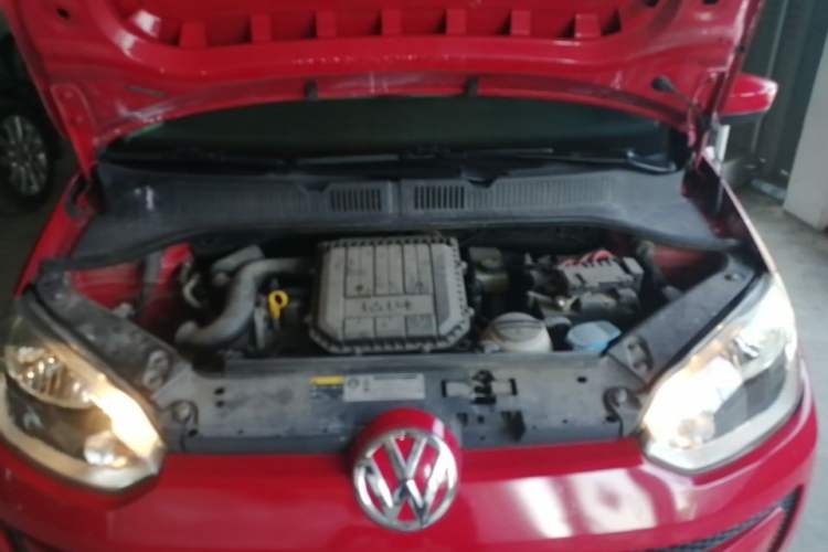Used Volkswagen up! 2015 1.0L move up! Engine Bay