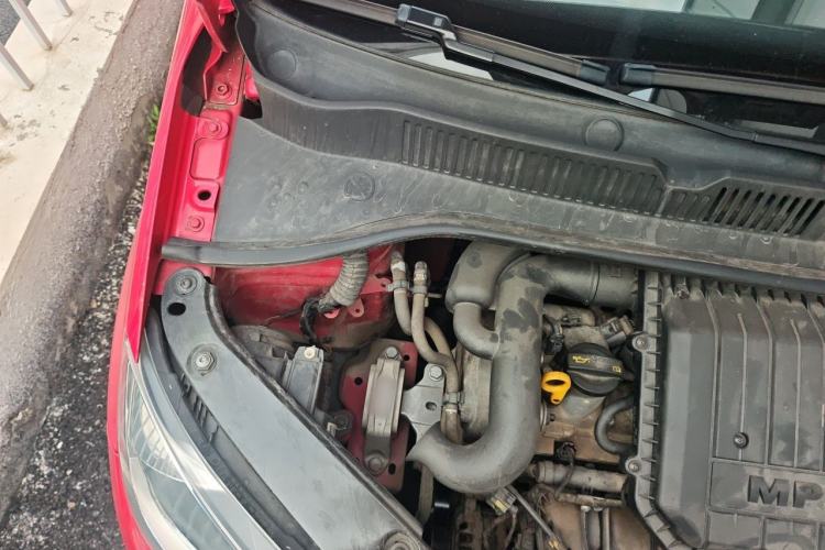 Used Volkswagen up! 2015 1.0L move up! Engine Bay Right