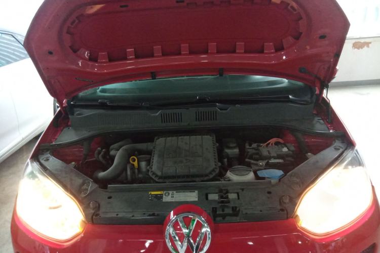 Used Volkswagen up! 2015 1.0L move up! Engine Bay