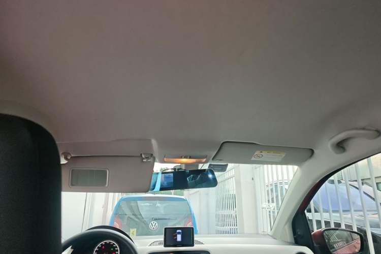 Used Volkswagen up! 2015 1.0L move up! Headliner