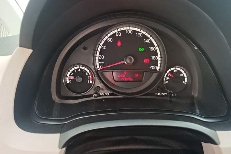 Used Volkswagen up! 2015 1.0L move up! Instrument Cluster