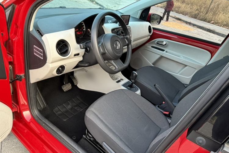 Used Volkswagen up! 2015 1.0L move up! Interior 1