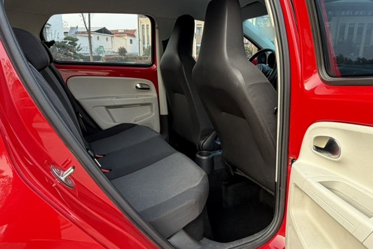 Used Volkswagen up! 2015 1.0L move up! Interior 4