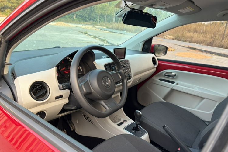 Used Volkswagen up! 2015 1.0L move up! Interior 8