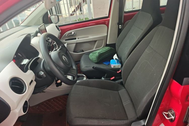 Used Volkswagen up! 2015 1.0L move up! Left Front Seat