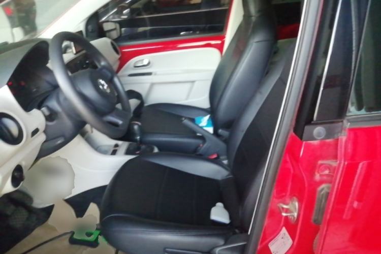 Used Volkswagen up! 2015 1.0L move up! Left Front Seat