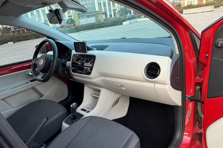 Used Volkswagen up! 2015 1.0L move up! Right Front Seat