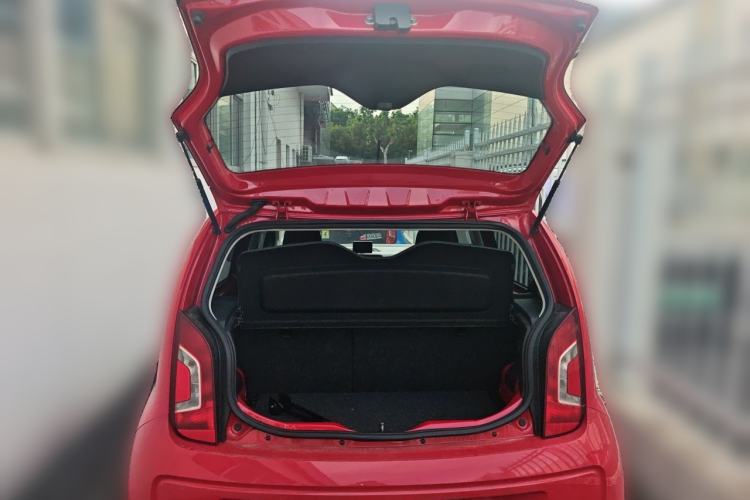 Used Volkswagen up! 2015 1.0L move up! Trunk