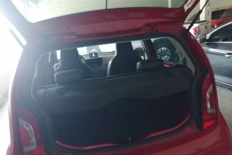 Used Volkswagen up! 2015 1.0L move up! Trunk