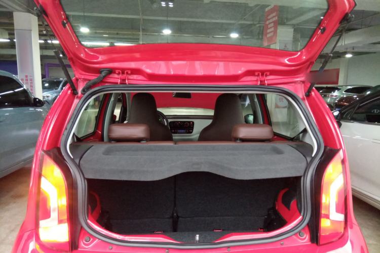 Used Volkswagen up! 2015 1.0L move up! Trunk