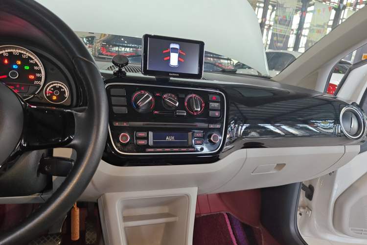 Used Volkswagen up! 2015 1.0L go high! Audio And AC Panel
