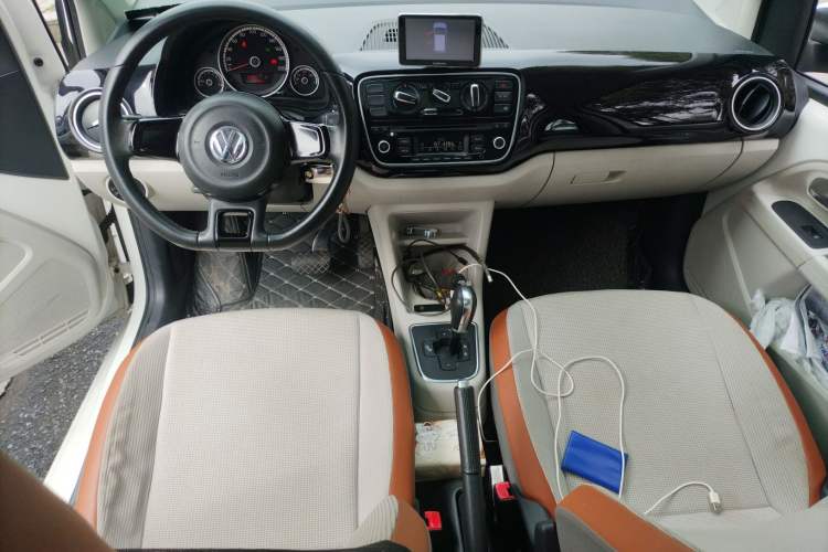 Used Volkswagen up! 2015 1.0L go high! Audio And AC Panel