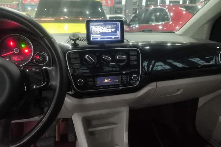 Used Volkswagen up! 2015 1.0L go high! Audio And AC Panel