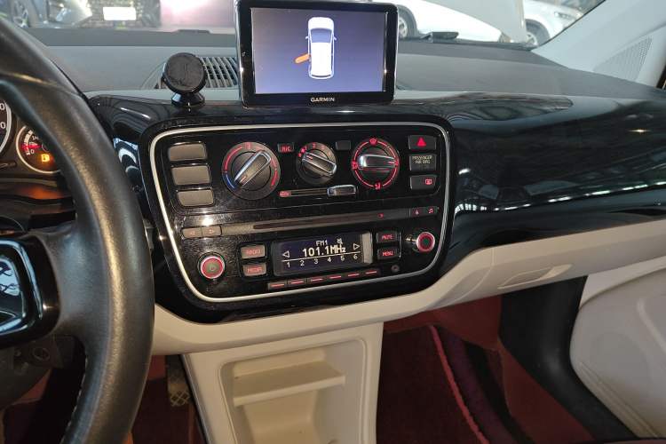 Used Volkswagen up! 2015 1.0L go high! Audio And AC Panel