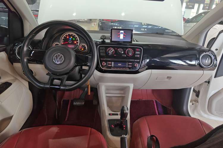 Used Volkswagen up! 2015 1.0L go high! Center Console