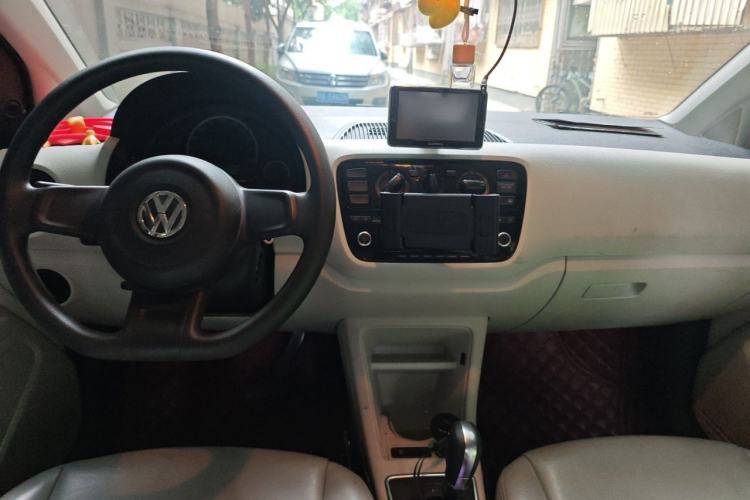 Used Volkswagen up! 2015 1.0L move up! Center Console