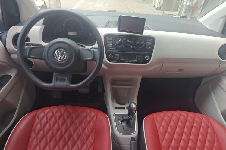 Used Volkswagen up! 2015 1.0L move up! Center Console