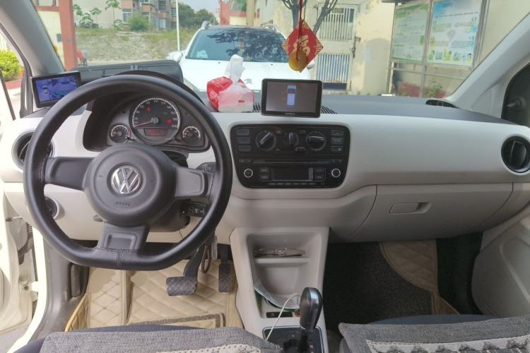 Used Volkswagen up! 2015 1.0L move up! Center Console
