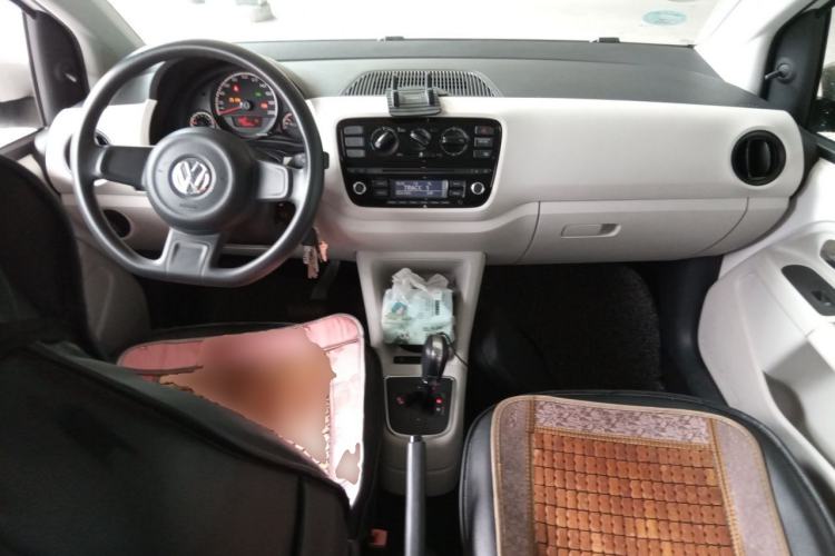 Used Volkswagen up! 2015 1.0L move up! Center Console
