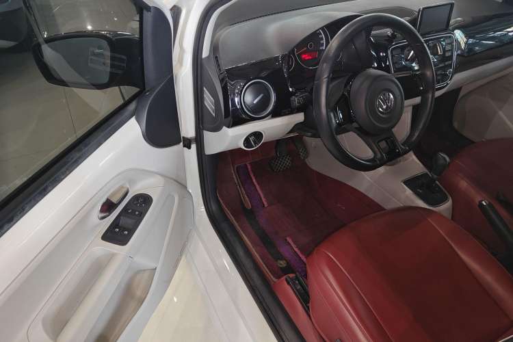 Used Volkswagen up! 2015 1.0L go high! Driver Seat