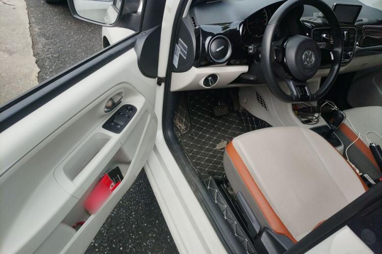 Used Volkswagen up! 2015 1.0L go high! Driver Seat