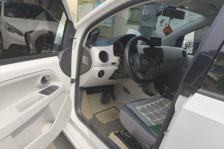 Used Volkswagen up! 2015 1.0L move up! Driver Seat